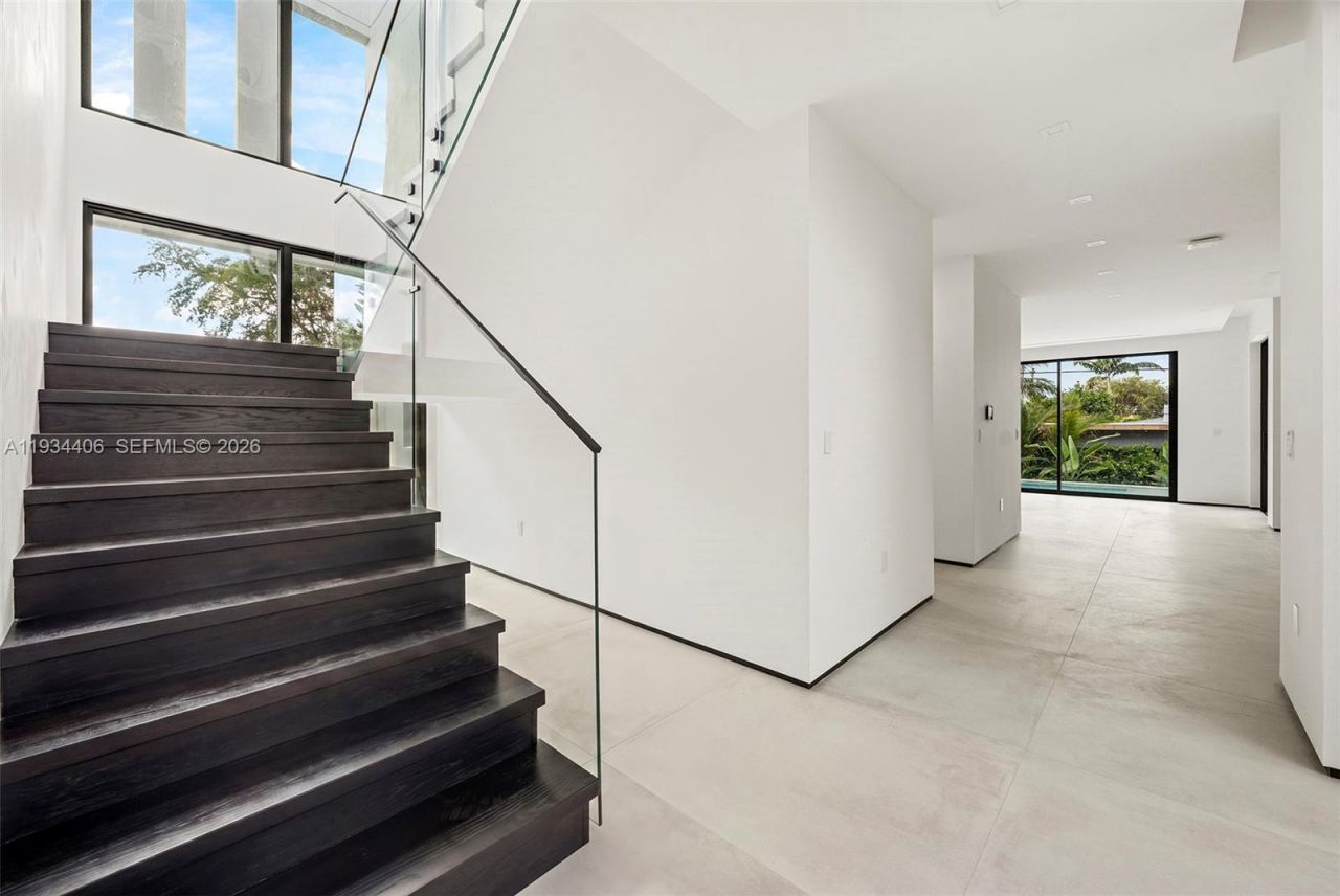 2096 Alamanda Dr, North Miami, FL 33181 Photo