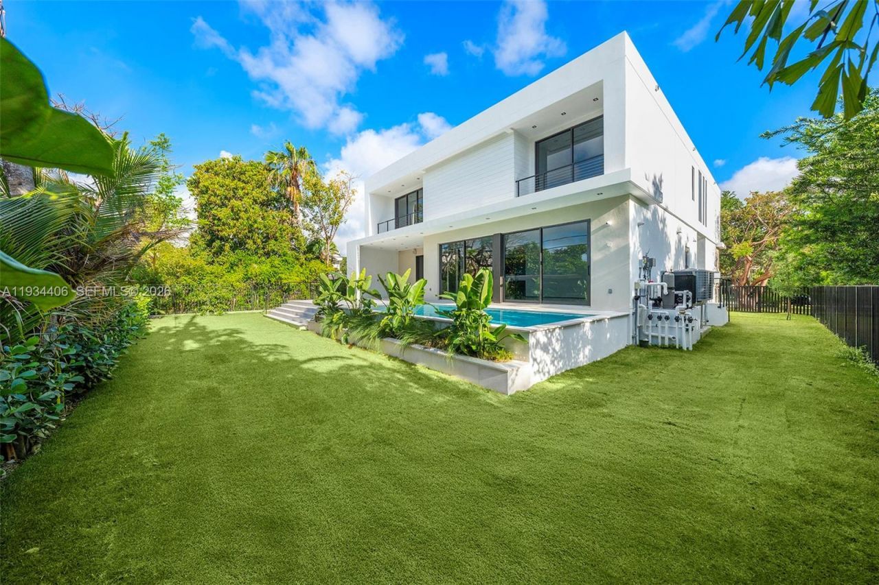 2096 Alamanda Dr, North Miami, FL 33181 Photo