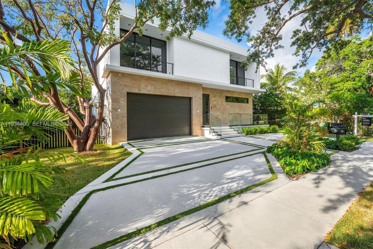 2096 Alamanda Dr, North Miami, FL 33181 Photo