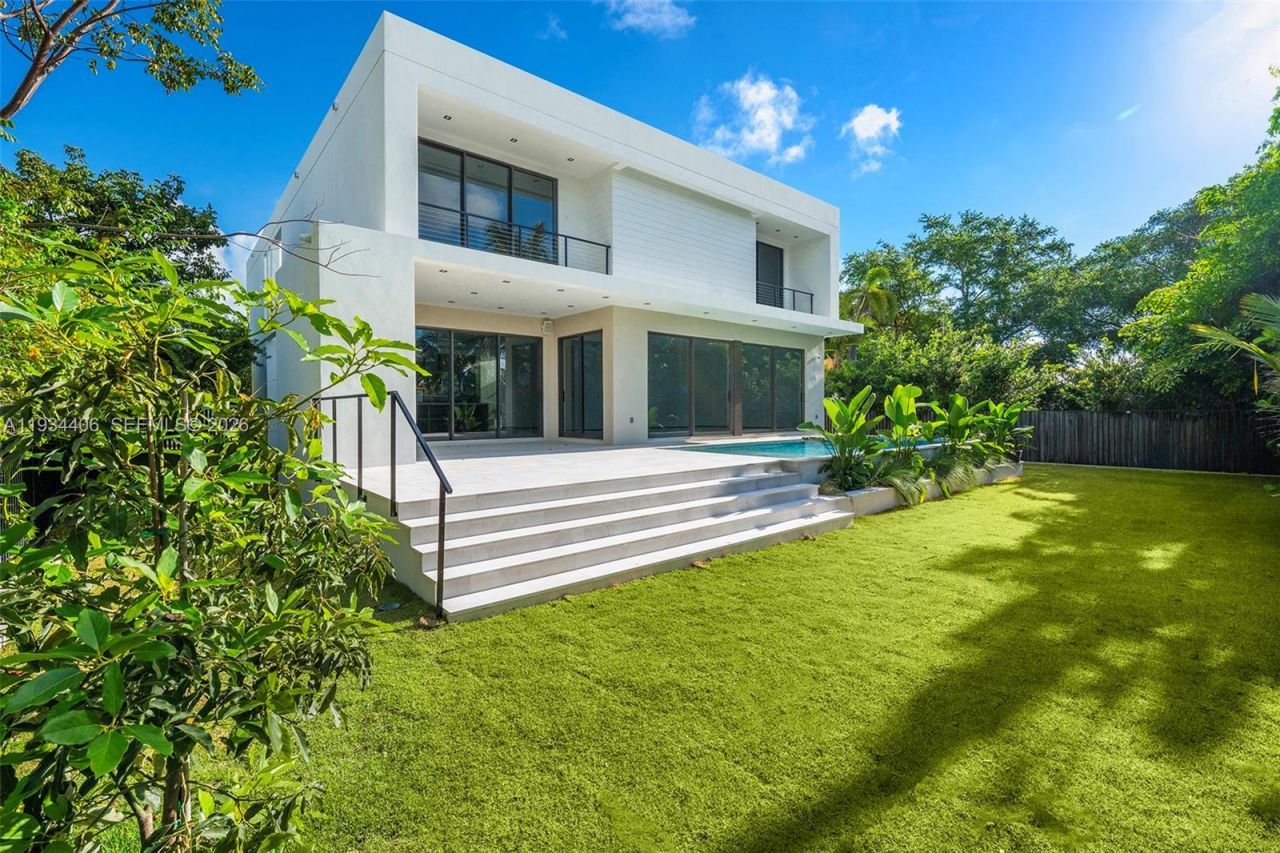 2096 Alamanda Dr, North Miami, FL 33181 Photo