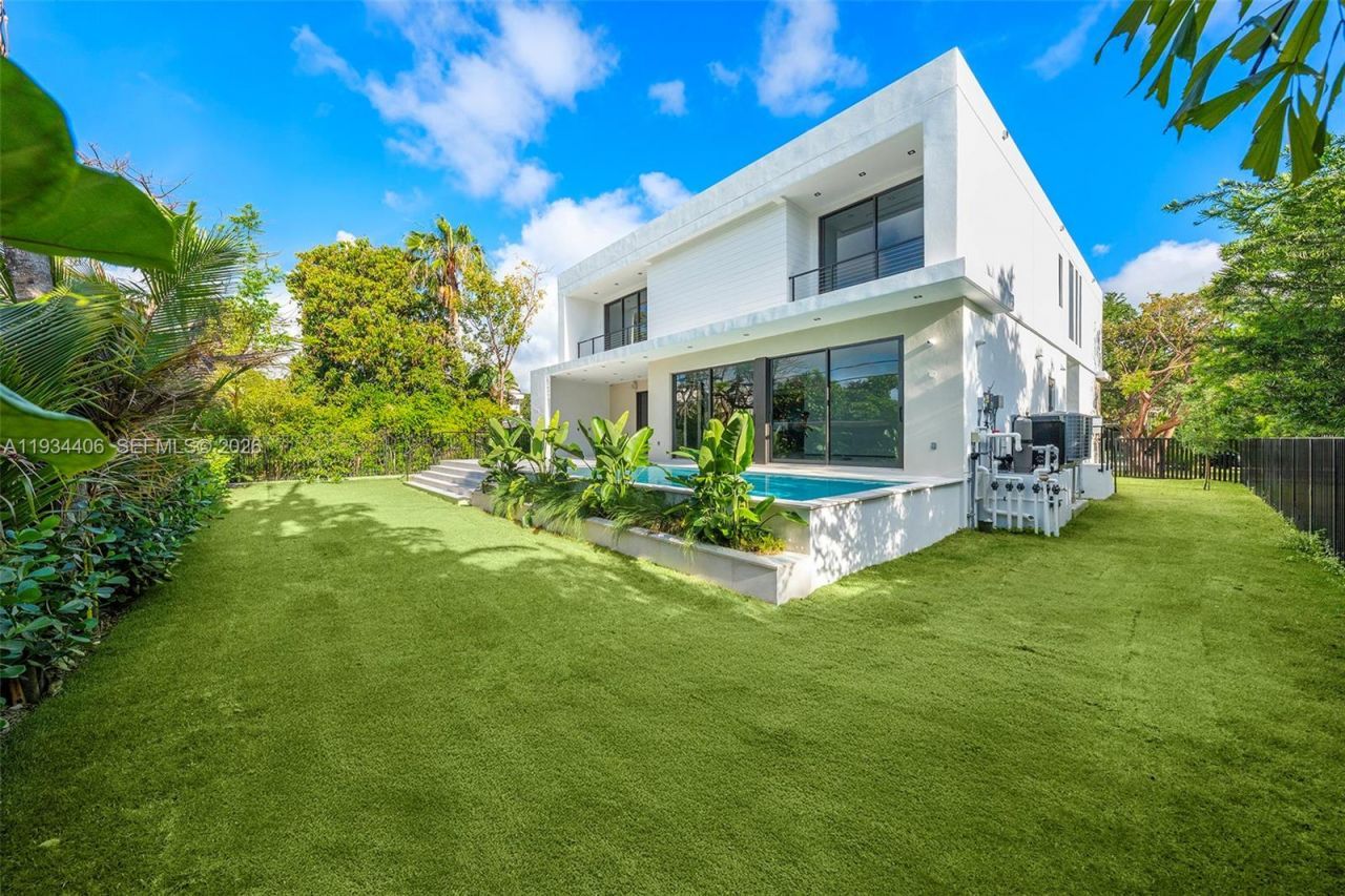 2096 Alamanda Dr, North Miami, FL 33181 Photo