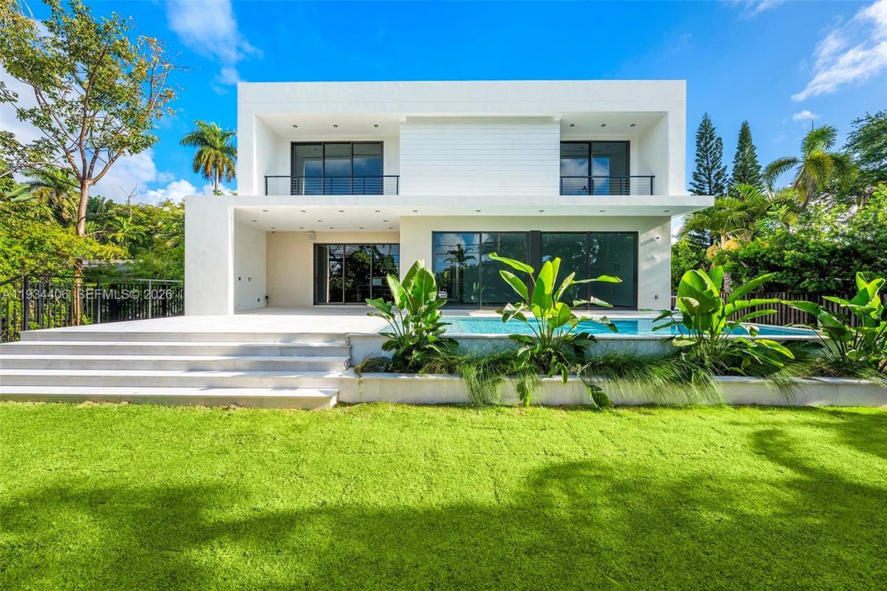 2096 Alamanda Dr, North Miami, FL 33181 Photo