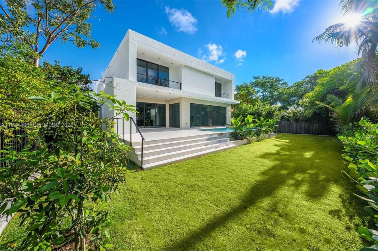 2096 Alamanda Dr, North Miami, FL 33181 Photo