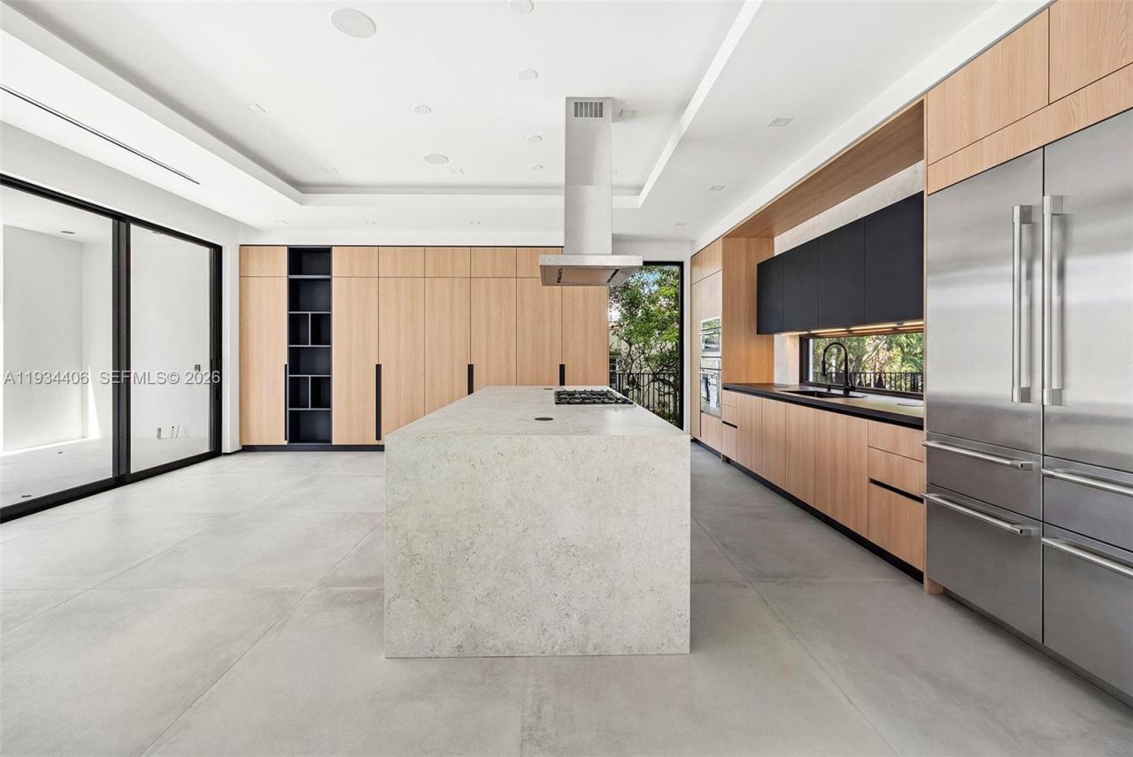 2096 Alamanda Dr, North Miami, FL 33181 Photo