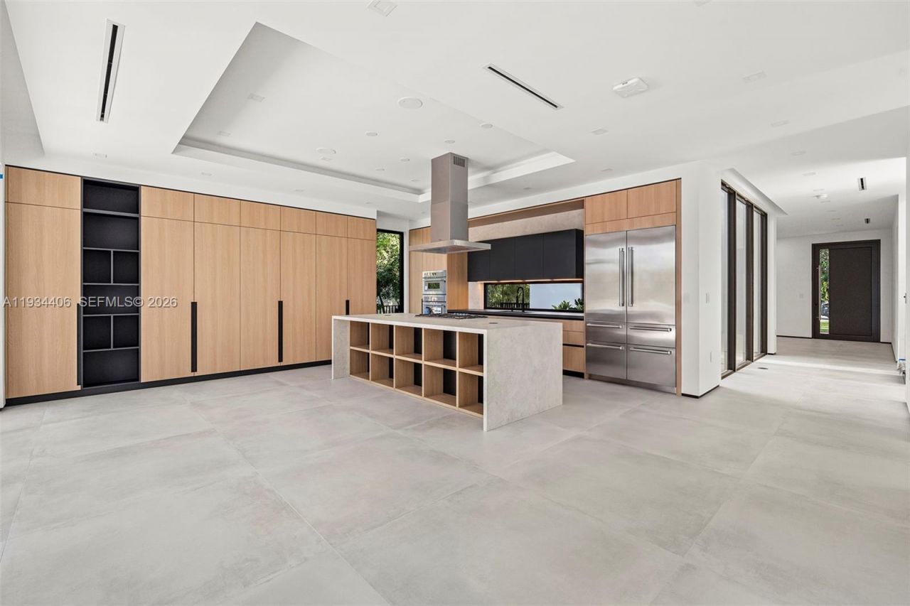 2096 Alamanda Dr, North Miami, FL 33181 Photo