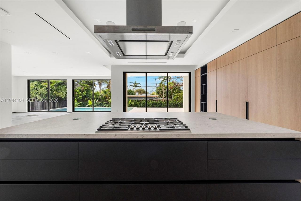 2096 Alamanda Dr, North Miami, FL 33181 Photo