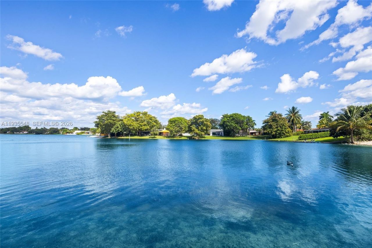 18735 NE 18th Ave, Miami, FL 33179 Photo