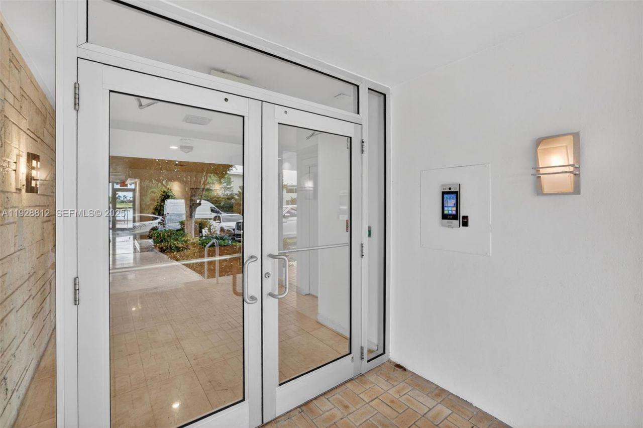 9250 W Bay Harbor Dr , Unit 5D, Bay Harbor Islands, FL 33154 Photo