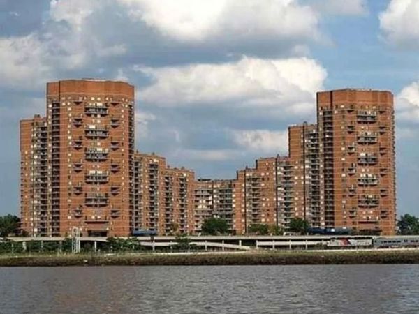 2138 Harmon Cove Tower, Secaucus, NJ 07094