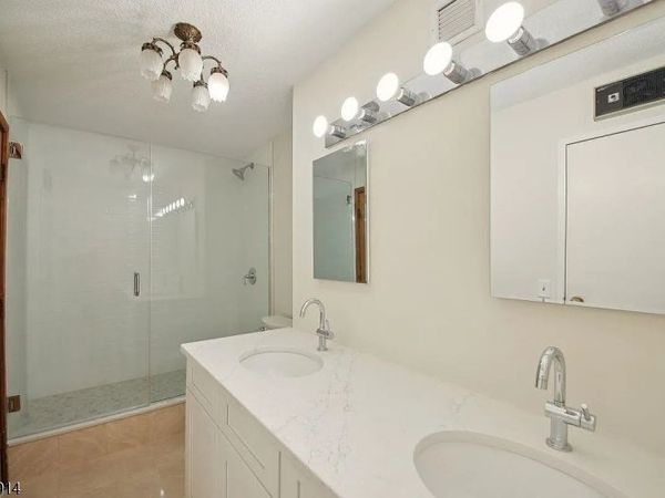 2138 Harmon Cove Tower, Secaucus, NJ 07094