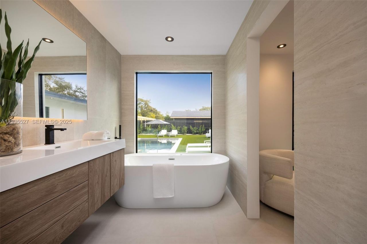 21480 Highland Lakes Blvd #21480, Miami, FL 33179 Photo