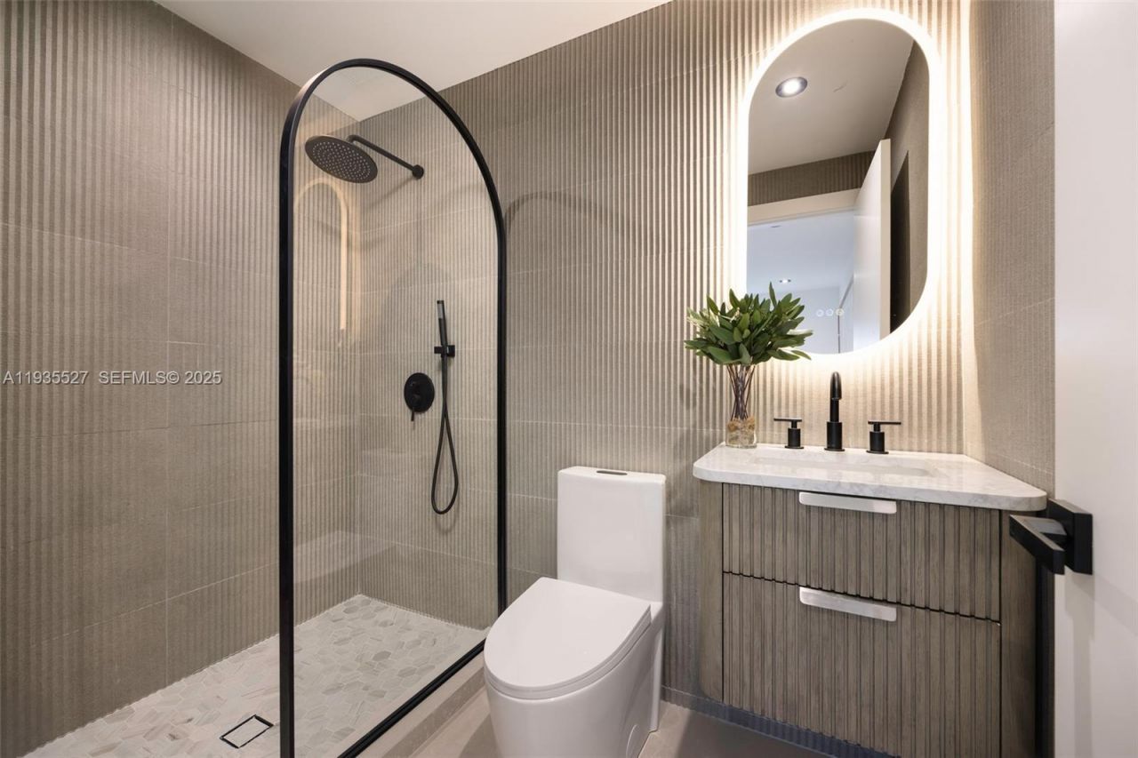 21480 Highland Lakes Blvd #21480, Miami, FL 33179 Photo