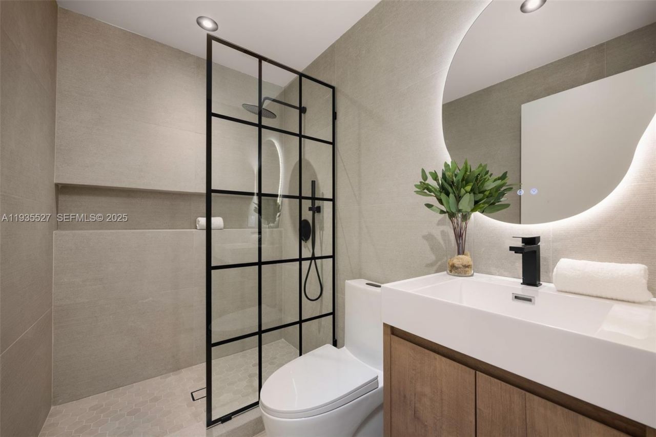 21480 Highland Lakes Blvd #21480, Miami, FL 33179 Photo