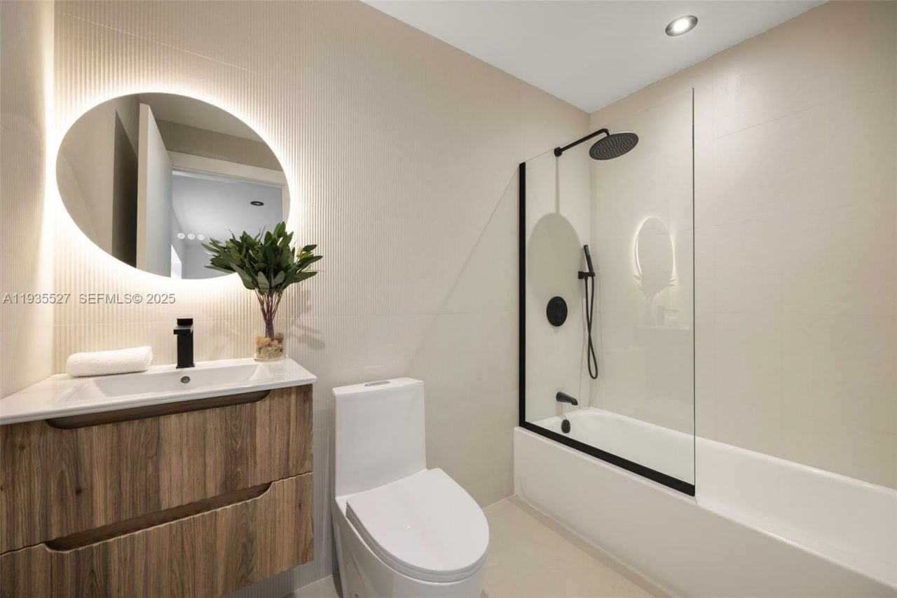 21480 Highland Lakes Blvd #21480, Miami, FL 33179 Photo