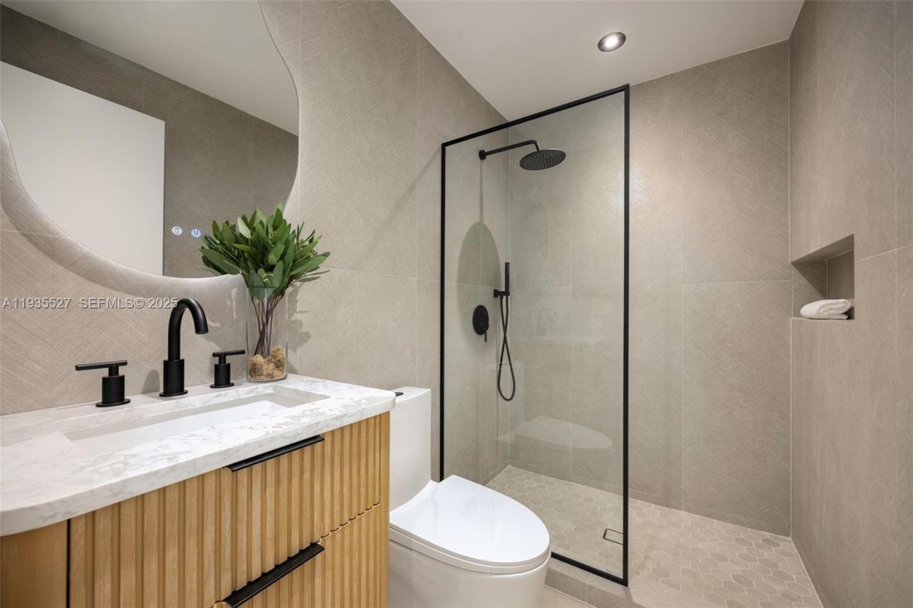 21480 Highland Lakes Blvd #21480, Miami, FL 33179 Photo