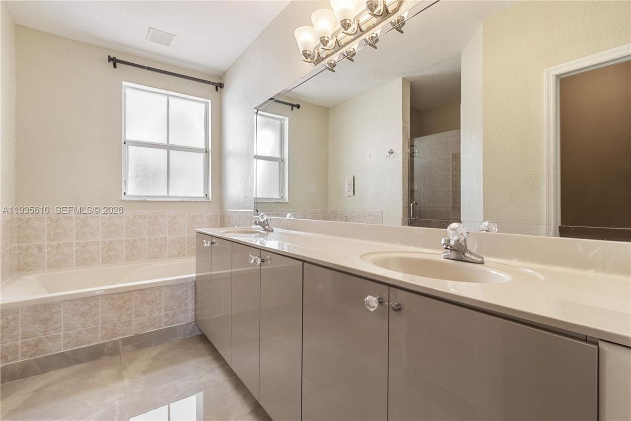 8562 NW 108th Ave, Unit 8562, Doral, FL 33178 Photo