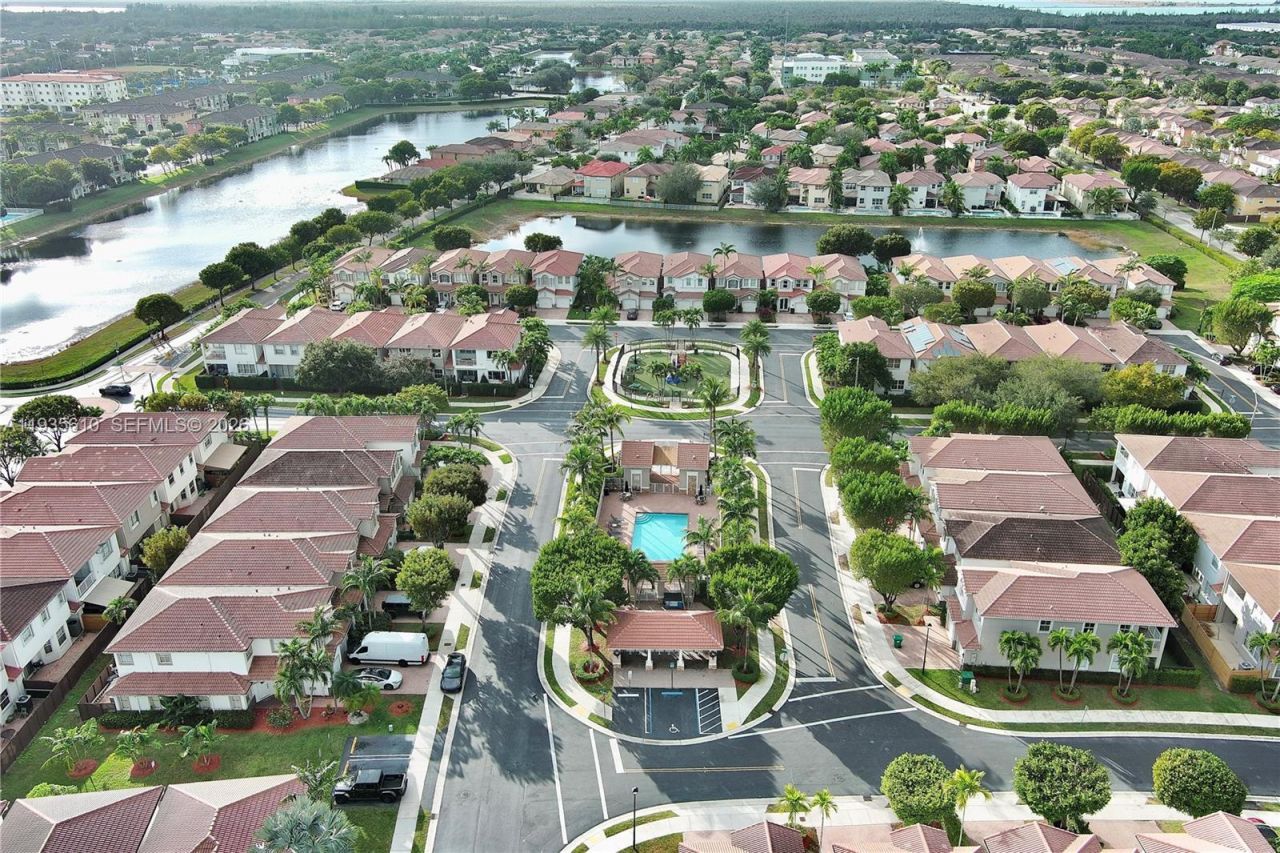 8562 NW 108th Ave, Unit 8562, Doral, FL 33178 Photo