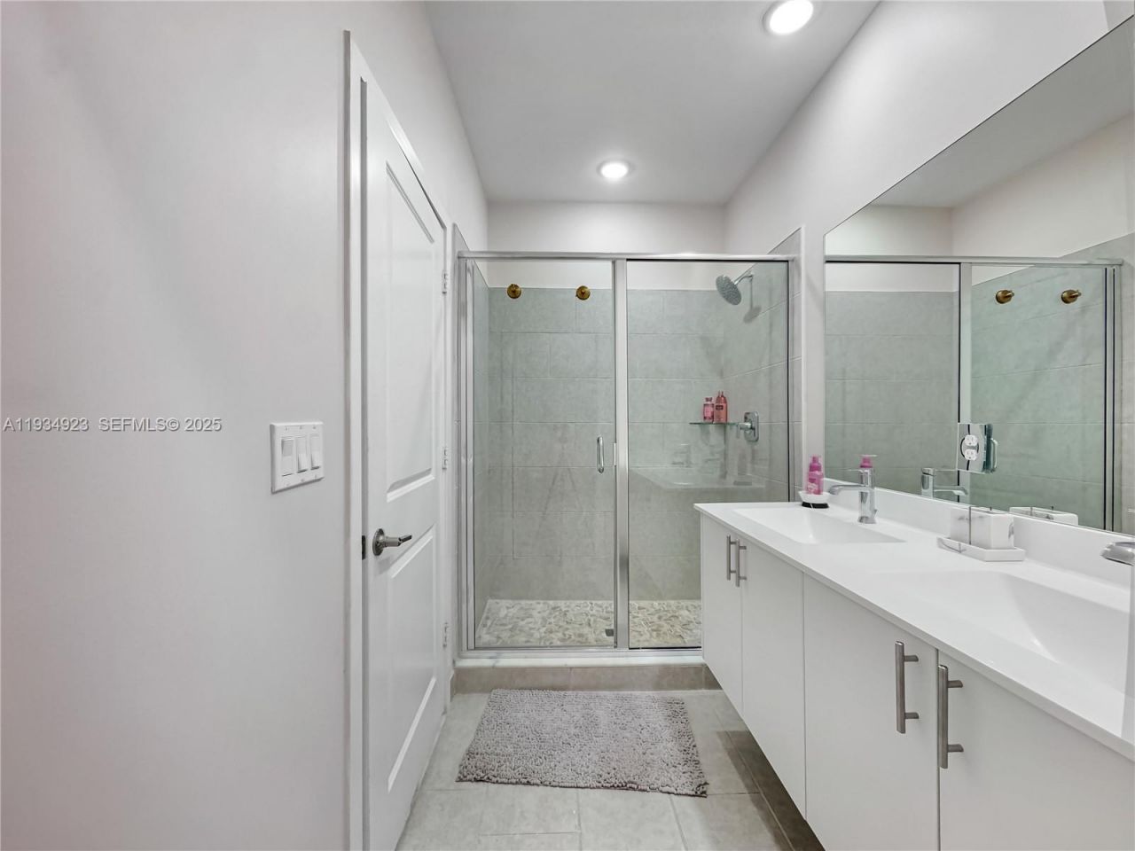 8206 NW 43rd St, Doral, FL 33166 Photo