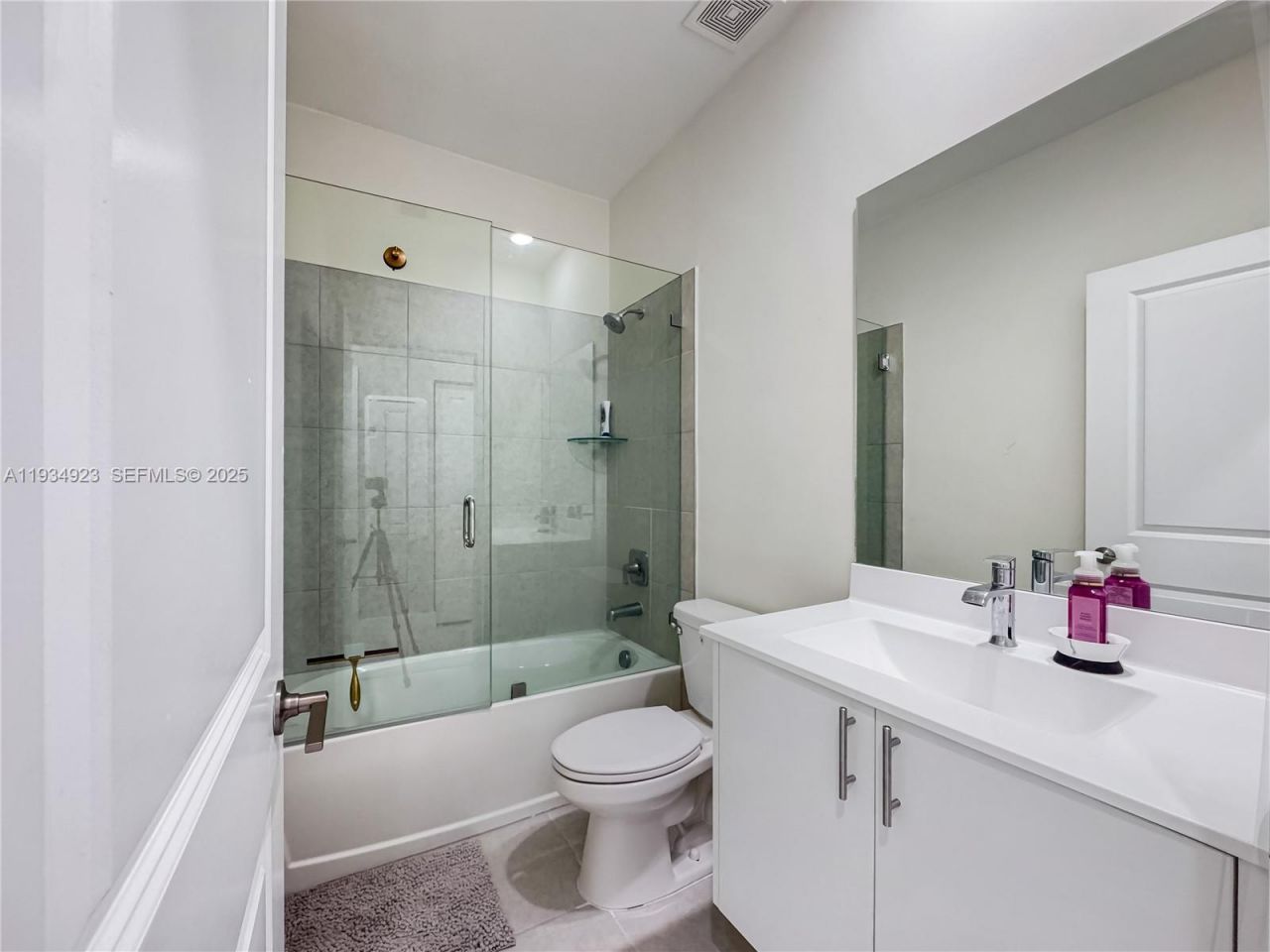 8206 NW 43rd St, Doral, FL 33166 Photo