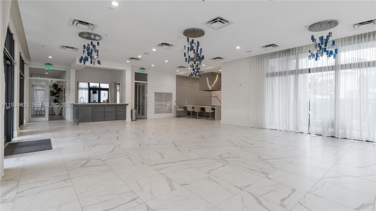 8206 NW 43rd St, Doral, FL 33166 Photo