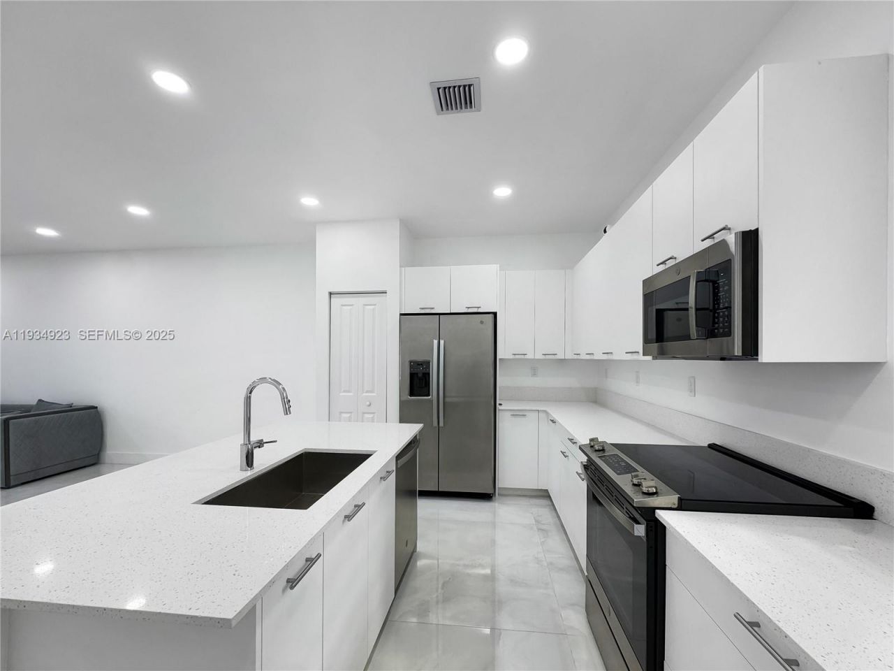 8206 NW 43rd St, Doral, FL 33166 Photo