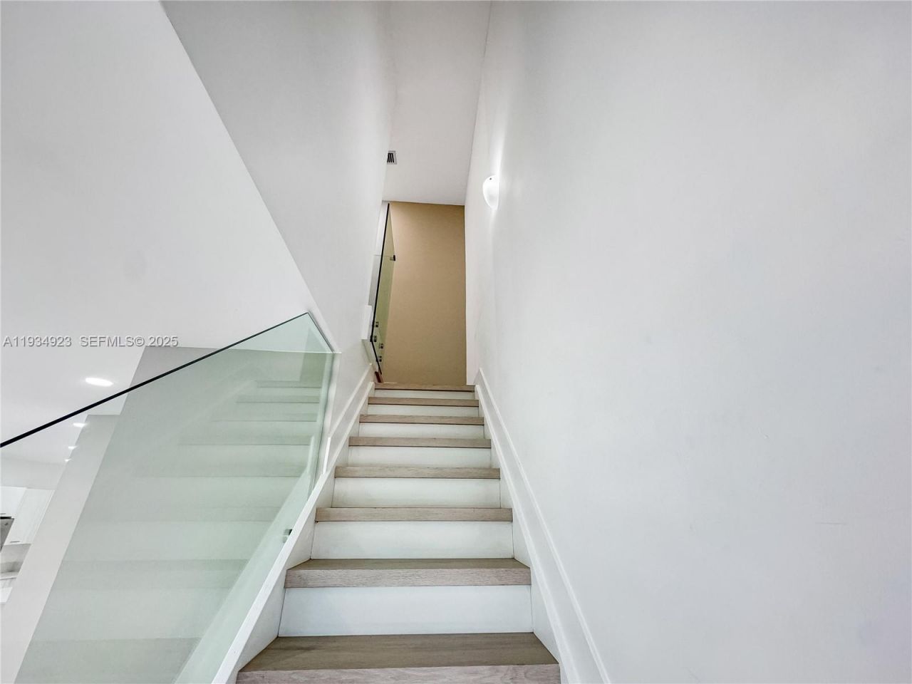 8206 NW 43rd St, Doral, FL 33166 Photo