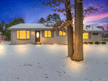 2140 W Drahner Road, Oxford Twp, MI 48371