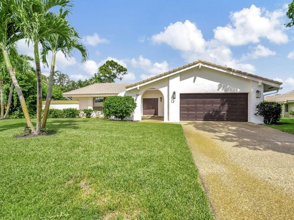 804 Foxpointe Circle, Delray Beach, FL 33445