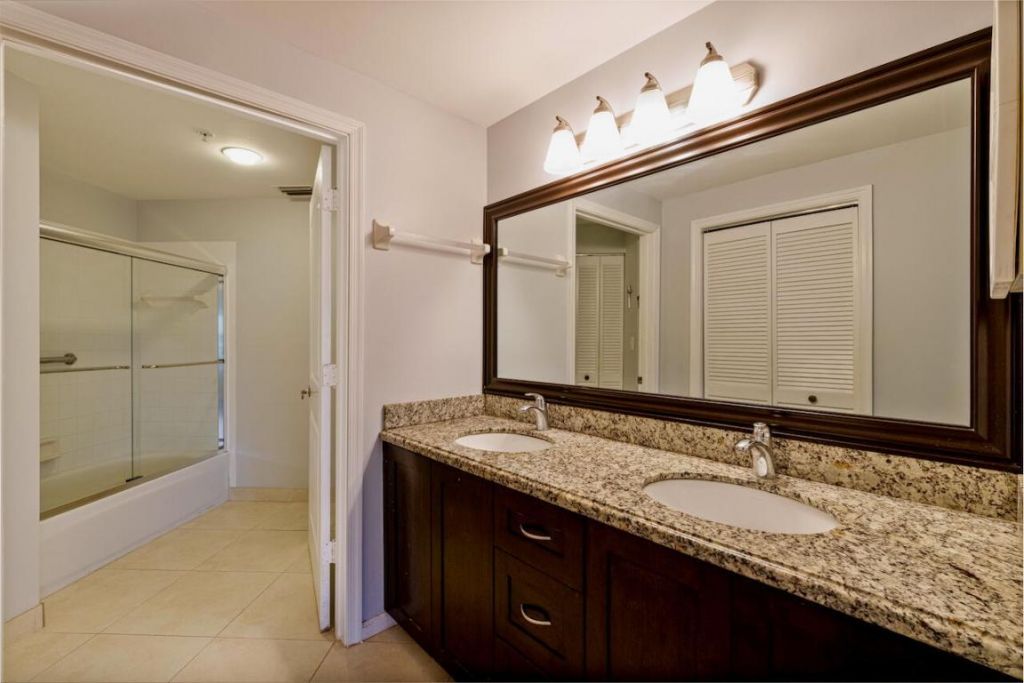 300 Uno Lago Drive, Unit 405, Juno Beach, FL 33408 Photo