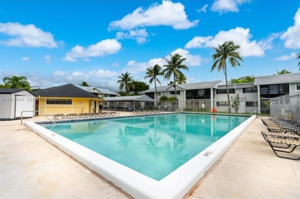 811 NE 199th St, Unit 206-33, Miami, FL 33179 Photo