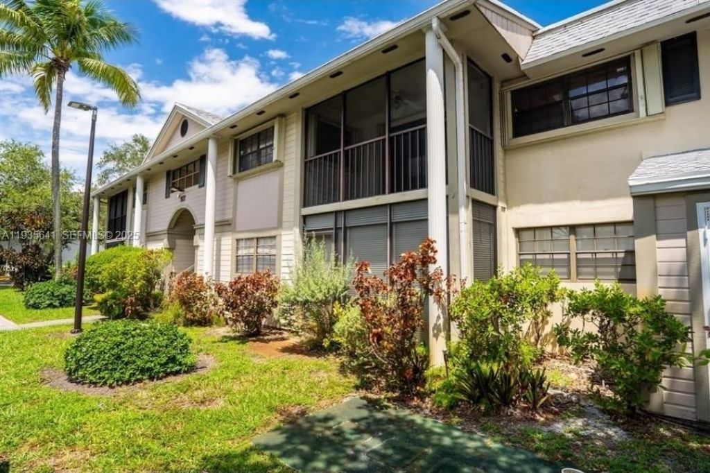 811 NE 199th St, Unit 206-33, Miami, FL 33179 Photo