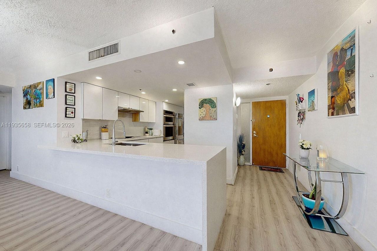 7601 E Treasure Dr, Unit 611, North Bay Village, FL 33141 Photo