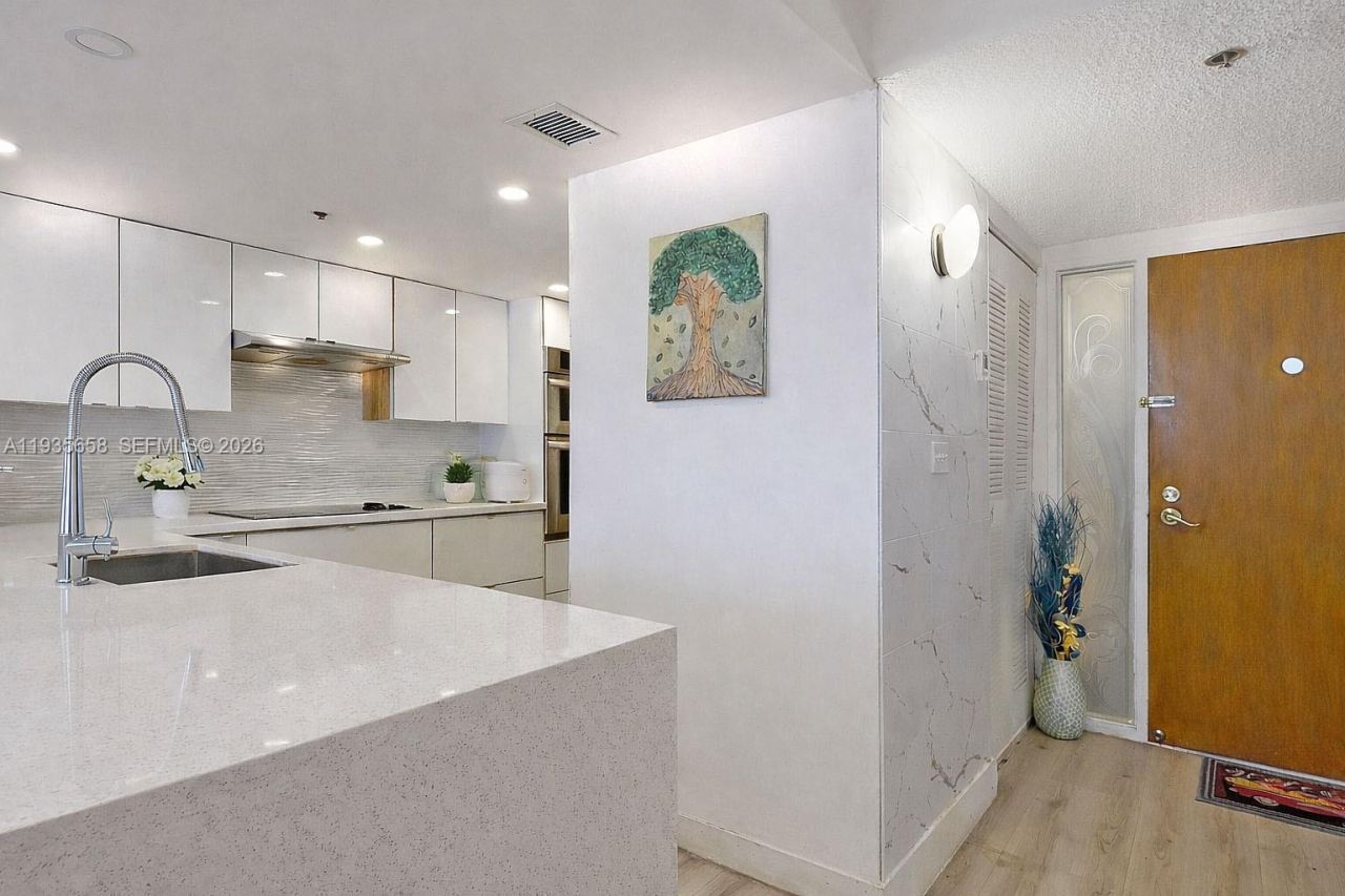 7601 E Treasure Dr, Unit 611, North Bay Village, FL 33141 Photo