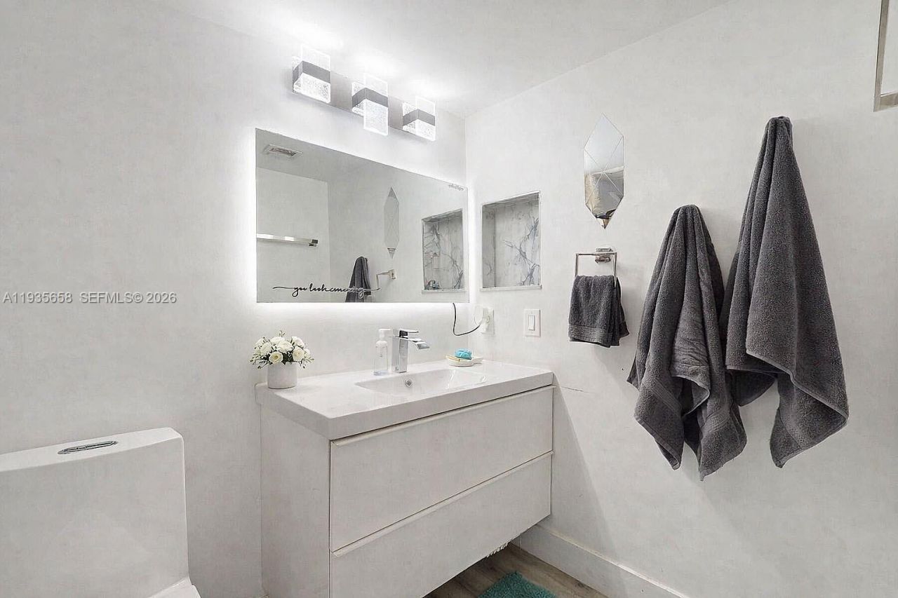 7601 E Treasure Dr, Unit 611, North Bay Village, FL 33141 Photo