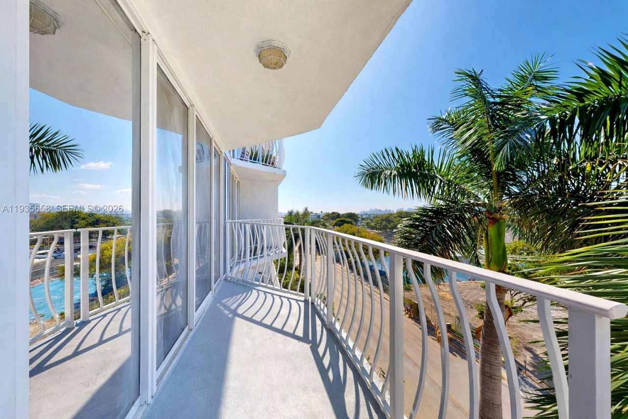 7601 E Treasure Dr, Unit 611, North Bay Village, FL 33141 Photo