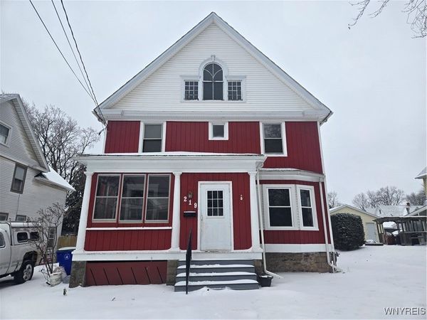 219 W Oak Orchard Street, Medina, NY 14103