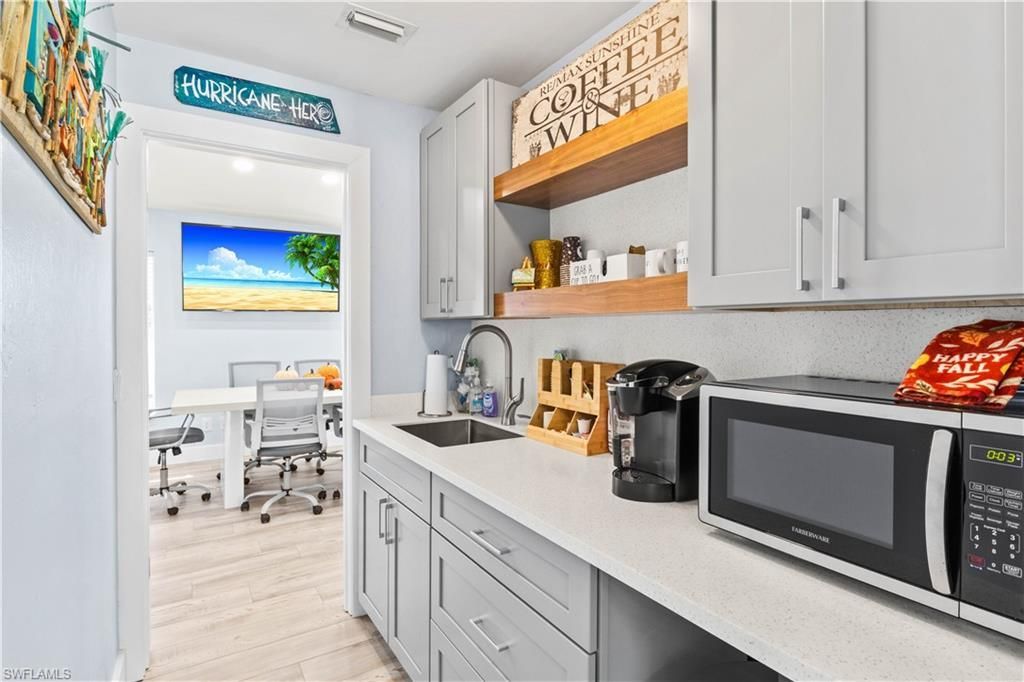 4574 Pine Island Rd Nw, Matlacha, FL 33993 Photo