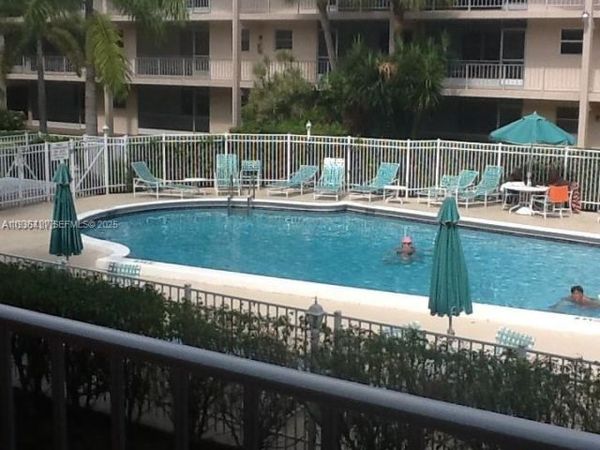 541 Blue Heron Dr, Unit 215, Hallandale Beach, FL 33009