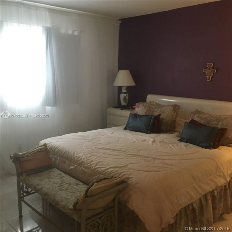 541 Blue Heron Dr, Unit 215, Hallandale Beach, FL 33009 Photo