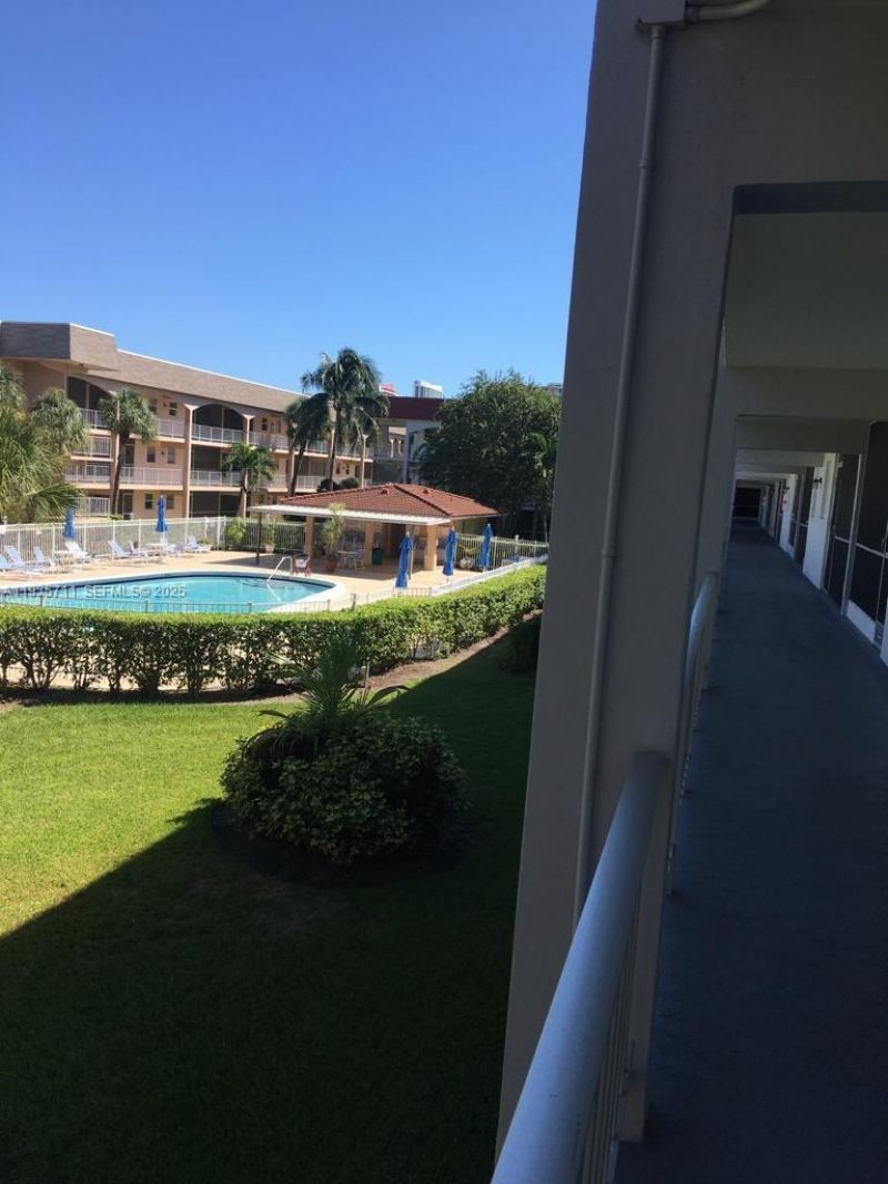 541 Blue Heron Dr, Unit 215, Hallandale Beach, FL 33009 Photo