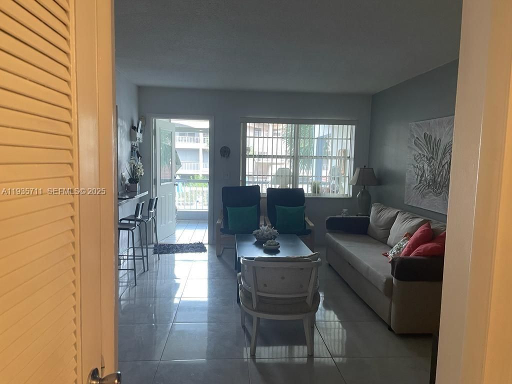 541 Blue Heron Dr, Unit 215, Hallandale Beach, FL 33009 Photo