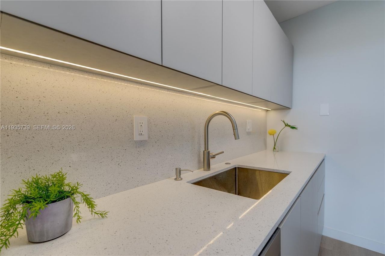 2000 NE 135th St, Unit 908, North Miami, FL 33181 Photo