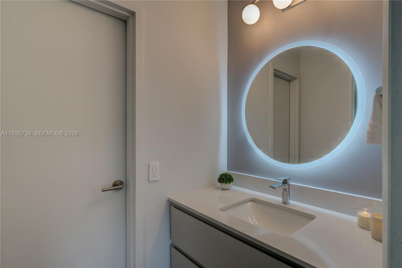 2000 NE 135th St, Unit 908, North Miami, FL 33181 Photo
