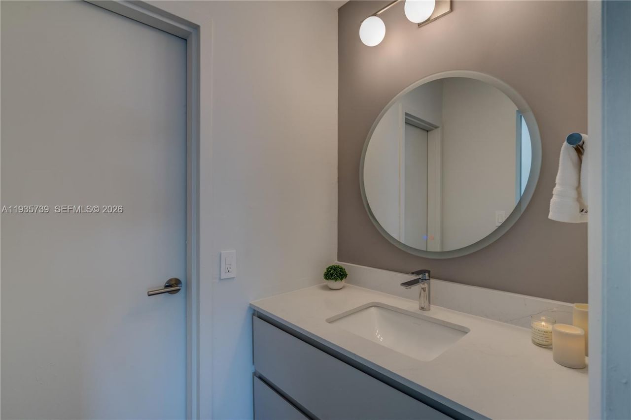 2000 NE 135th St, Unit 908, North Miami, FL 33181 Photo