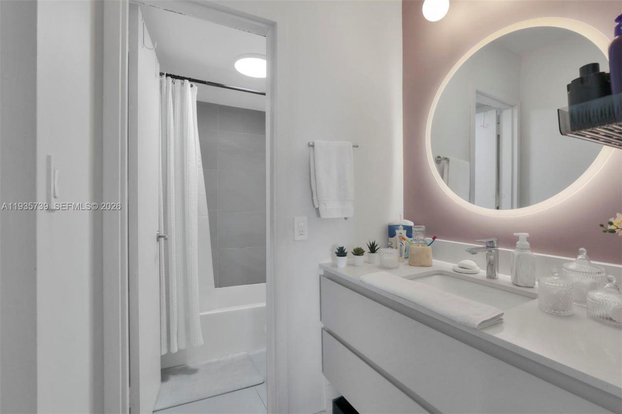2000 NE 135th St, Unit 908, North Miami, FL 33181 Photo