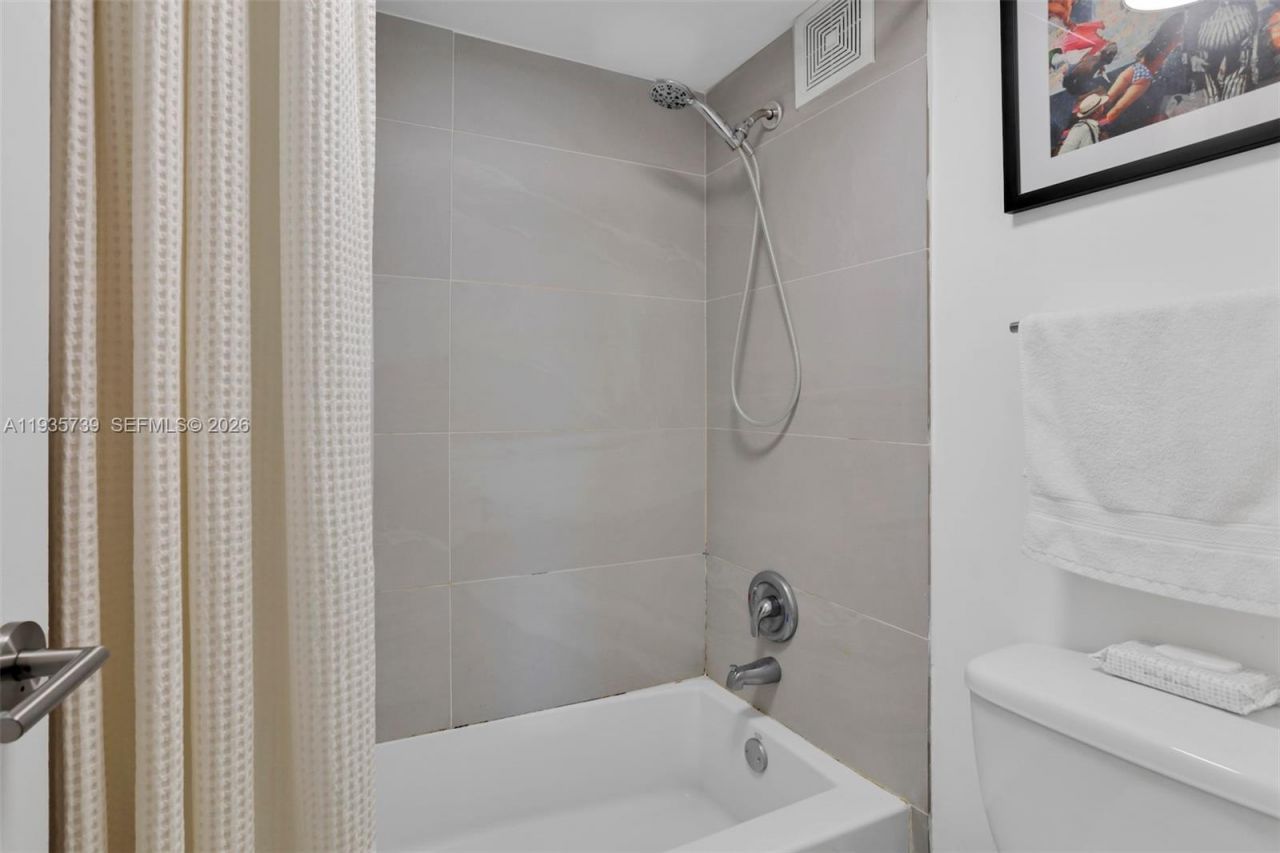 2000 NE 135th St, Unit 908, North Miami, FL 33181 Photo