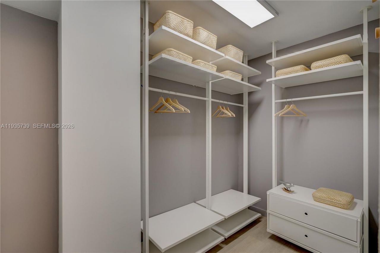 2000 NE 135th St, Unit 908, North Miami, FL 33181 Photo