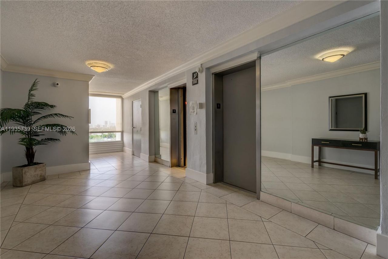 2000 NE 135th St, Unit 908, North Miami, FL 33181 Photo