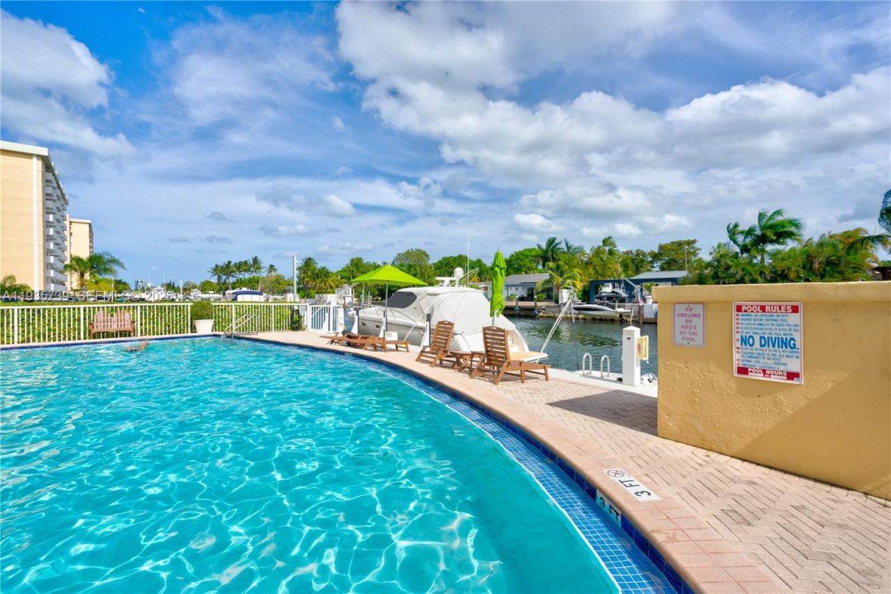 2000 NE 135th St, Unit 908, North Miami, FL 33181 Photo