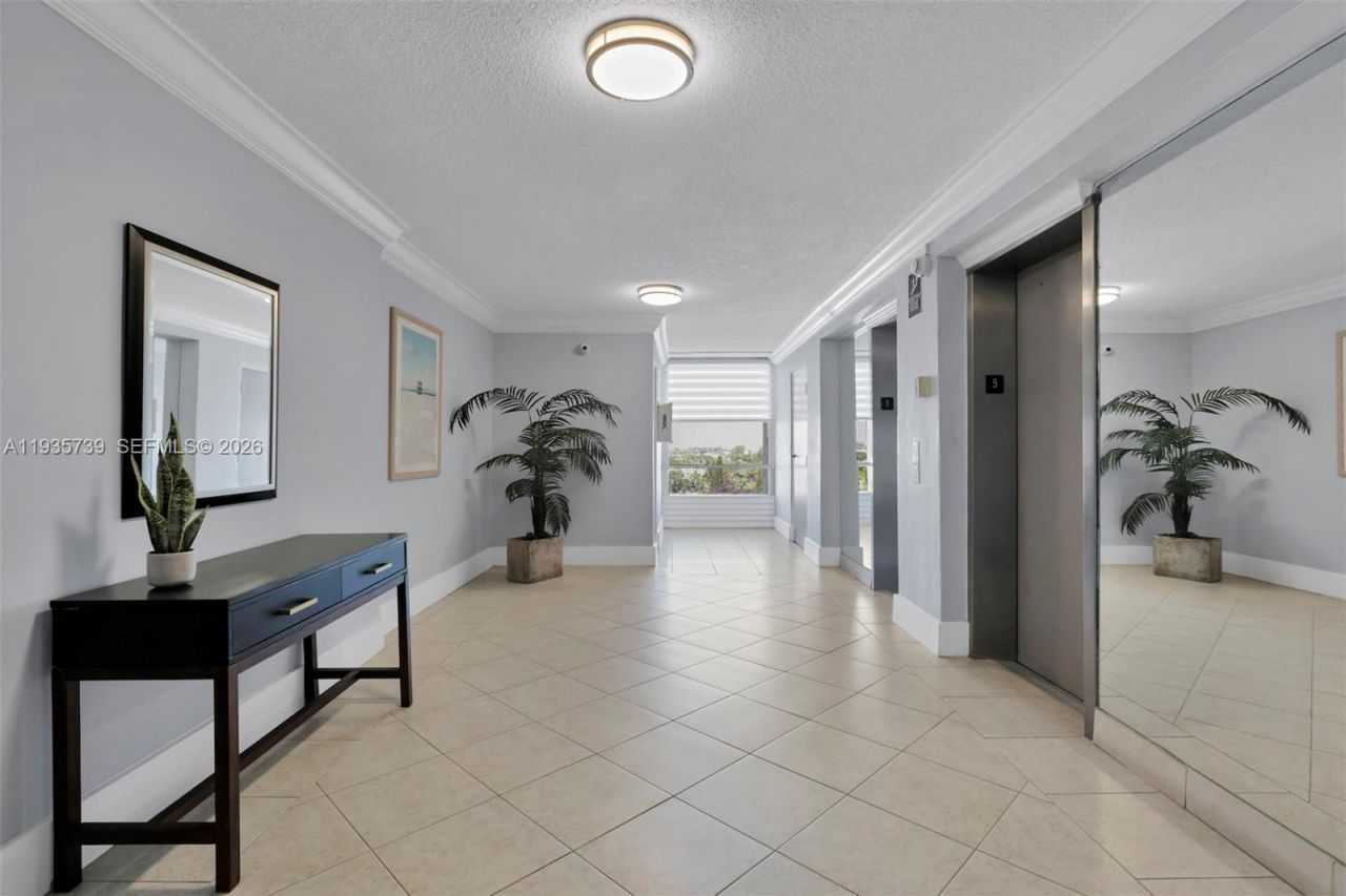 2000 NE 135th St, Unit 908, North Miami, FL 33181 Photo